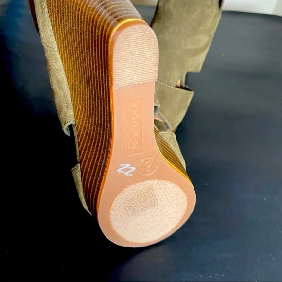 Parker & Sky army green, suede wedges, 4.5 inch heels - Picture 3 of 9